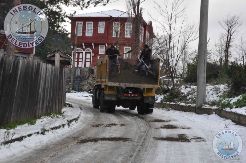 Belediyemizden Buzlanmaya Kar Kumlama almas