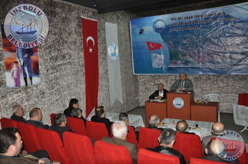 Bakanmz Engin Uzunerden Belediye Meclisi yeleri Ve Mahalle Muhtarlarna Plaket