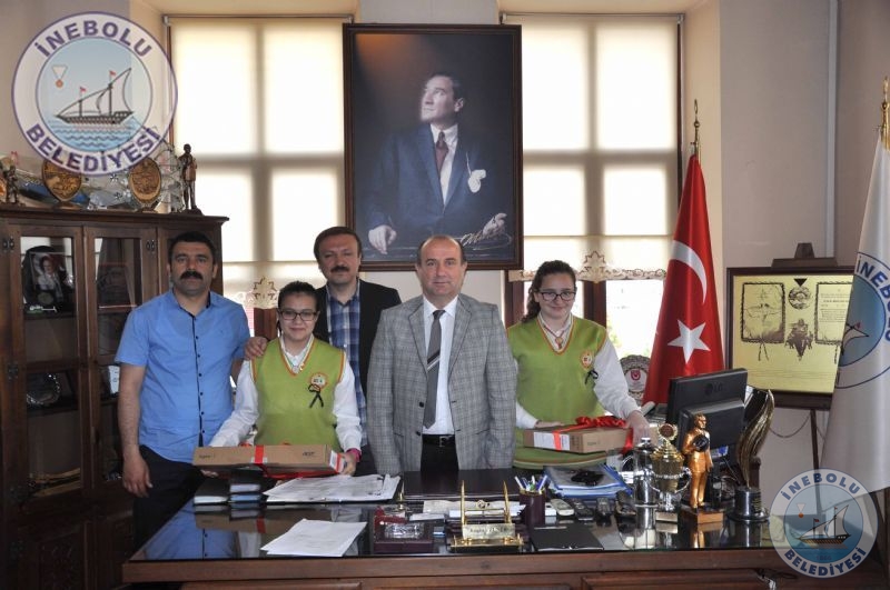 Ba�kan�m�zdan T�rkiye Birincisi Olan Atat�rk Ortaokulu ��rencilerine �d�l.