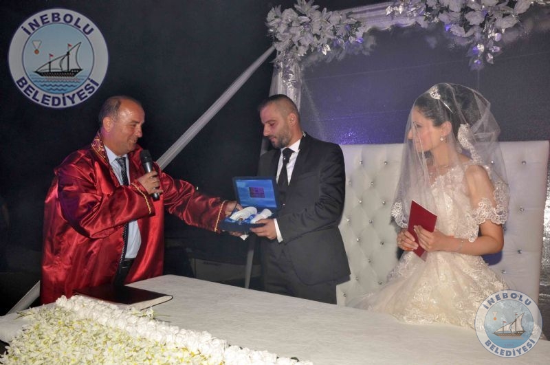 Bakan Uzunerden Evlenen Tm iftlere Nikah Hediyesi.