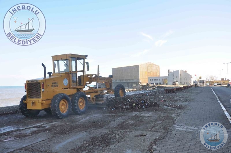 Denizdeki Dev Dalgalarn Yol At Kirlilik Temizlendi.