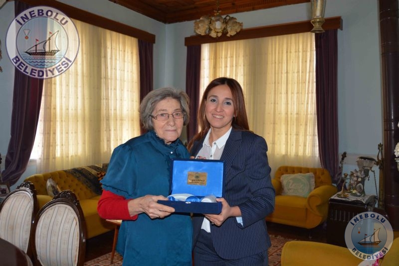 Bakan Uzunerin Emekli retmenlerimize Jesti!