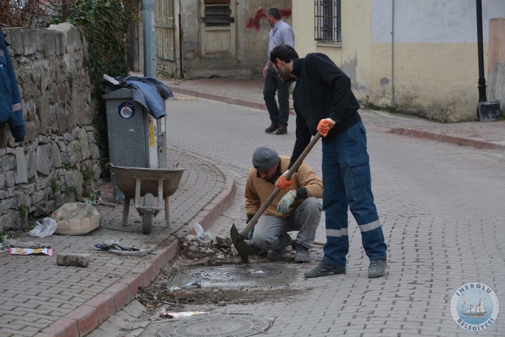 Kar Yann Ardndan Hasar Gren Cadde Ve Sokaklarda Onarm almalar