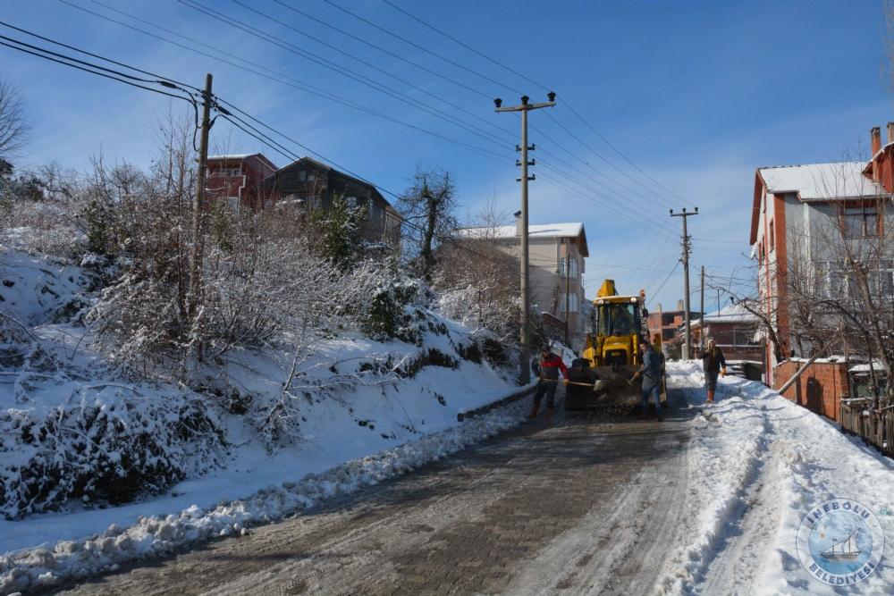 NEBOLUDA YOLLAR BUZA KARI KUMLANIYOR
