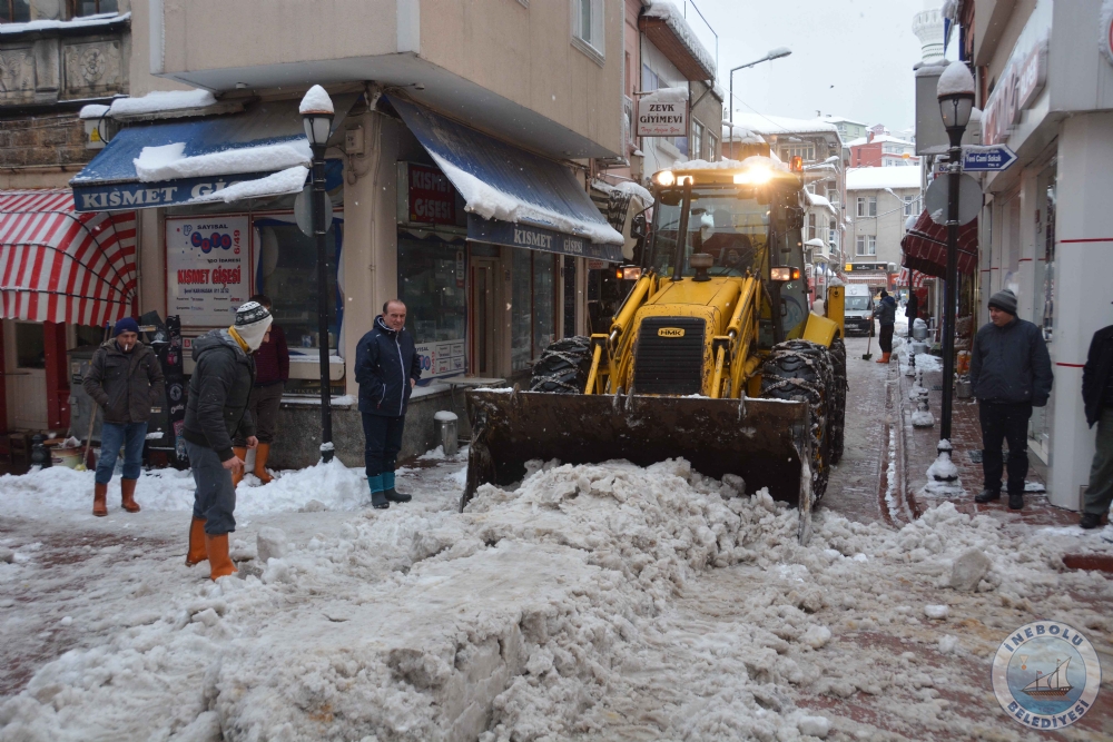 BELEDYEMZ EKPLER KAR TEMZLEME ALIMALARINA ARALIKSIZ DEVAM EDYOR