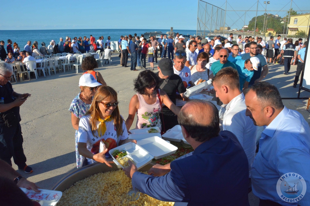 BELEDYEMZCE, YZCLERE SAHLDE YEMEK VE BELGESEL SUNUMU