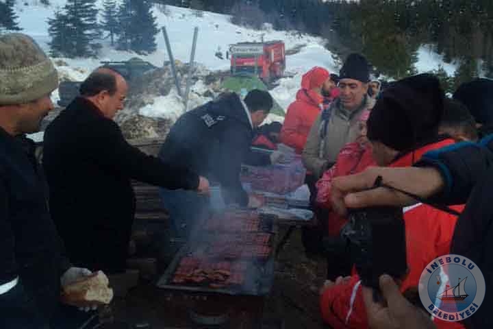 BAKANIMIZDAN, UHA DORUUNDA YRYLERE SUCUK EKMEK KRAMI