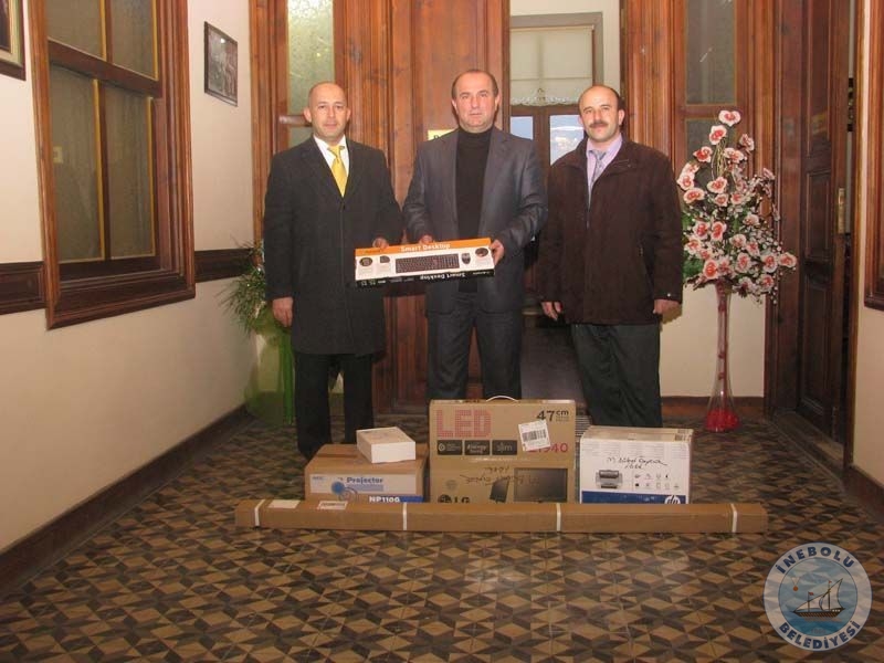 lemiz Blent zyrk lkretim Okuluna Bilgisayar Ve Projeksiyon Cihaz!