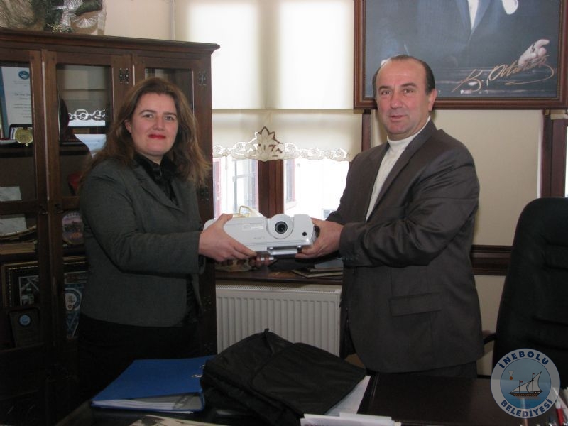 Vali Enis Yeter Anaokuluna Projeksiyon Cihaz.