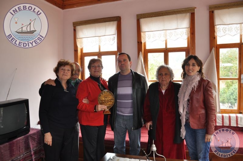 Fotoralarn Ziyaretine Alan, A Boyal Ev Sahiplerinin rnek Davran!