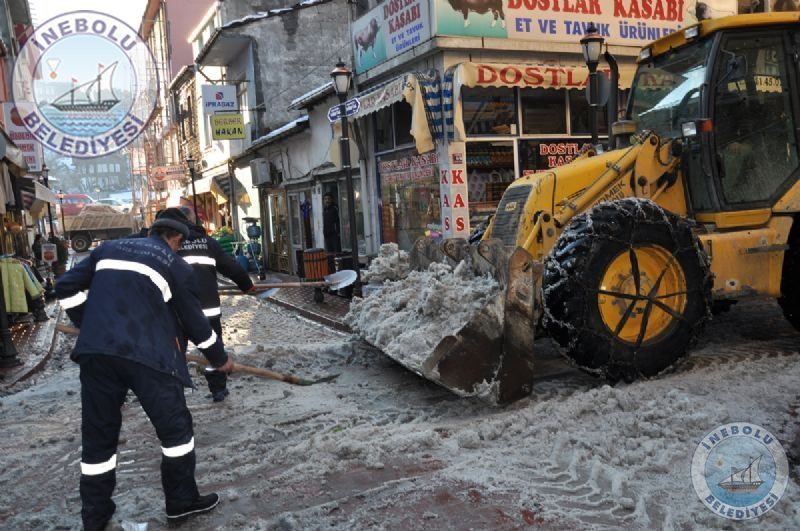 Kar Yann Ardndan Cadde, Sokak Ve Kaldrmlar Kardan Temizlendi.