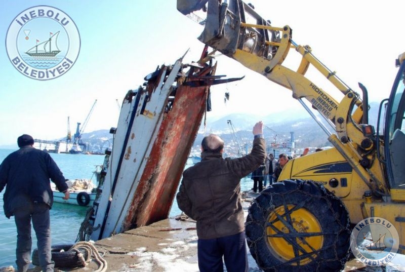 Frtnada Batan Tekneler Belediye Ekiplerinin  Yardmyla Sahile  kartld