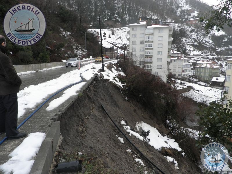 lemiz M.kemal Paa Caddesinde Heyelan.