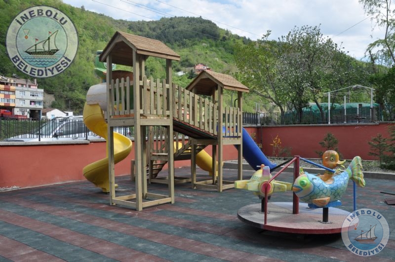 Vali Enis Yeter Miniklerine Bakan Amcalarndan Hediye