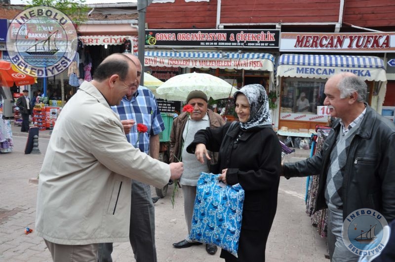 Belediye Ba�kan�m�z�n,  Anneler G�n�nde Karanfil Jesti!