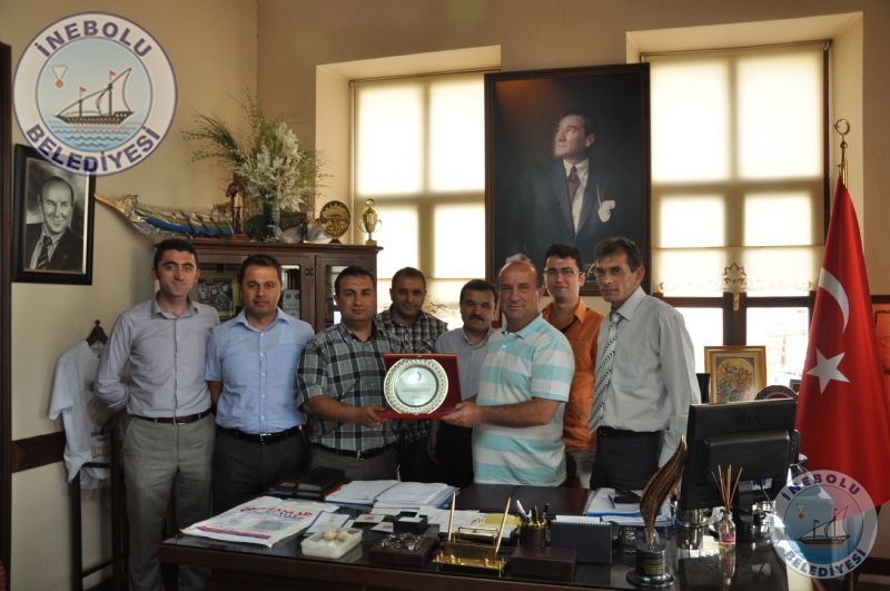 �nebolu T�rk E�itim-sen'den Belediye Ba�kan�m�za Plaket